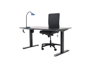 Kontorsæt med bordplade i sort, stelfarve i sort, blå bordlampe og grå kontorstol